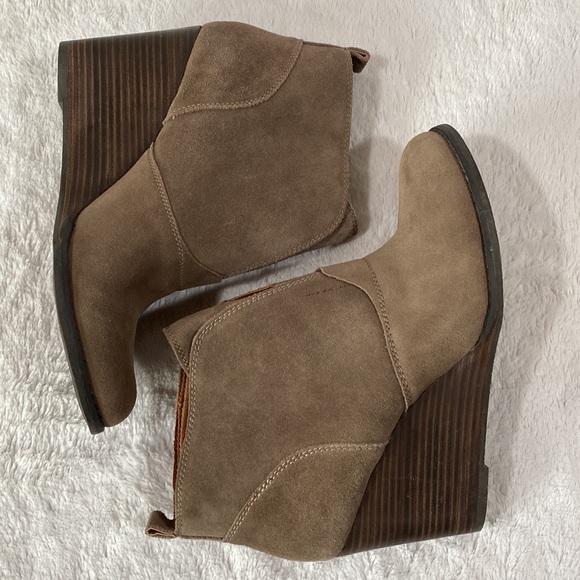 Lucky Brand Yasmin Tan Wedge Booties Size 10M - Picture 3 of 9